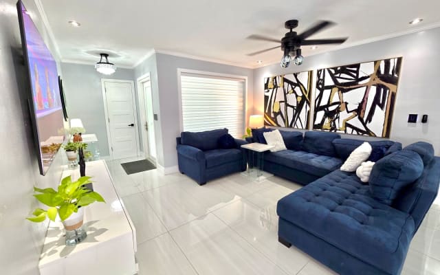 Zimmer 02 Gästezimmer, Queen Bed Luxury House, 10min von Wilton Manors!