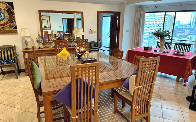 Anuncio de Andrew john en misterb&b - Great views from the large picture windows and balconies. 

The apartment features outstanding modern artwork and decorative pieces. 