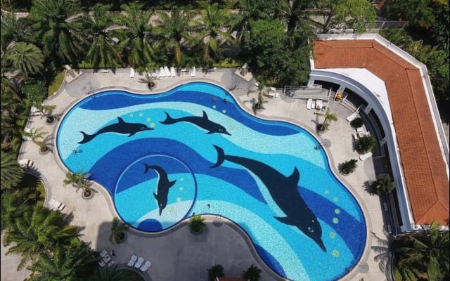 Anuncio de Andrew john en misterb&b - More aerial views including the red-roofed pool-side restaurant and bar 