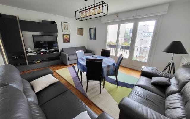 Central apartment near Les Halles and Opera, quiet, lively area.