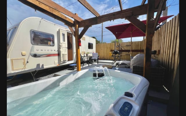 Caravan privato con vasca idromassaggio, adatto ai cani. Castello a 10 
