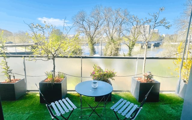 Appartement de standing dernier étage terrasse face à la Loire