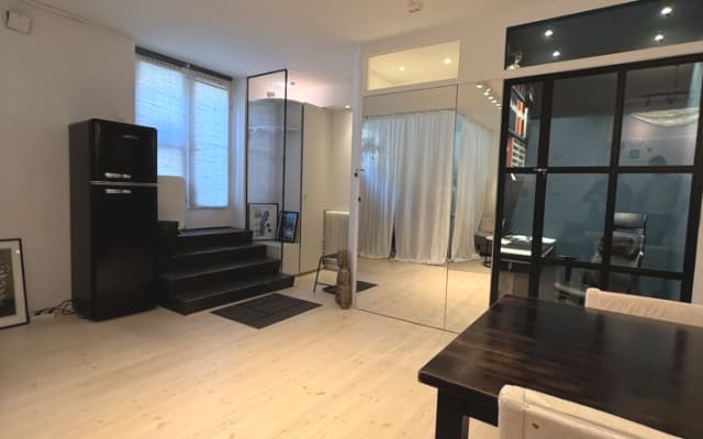 ¡Céntrico! Väldigt mysigt ställe. En ombyggd studio med bra utrymmen.