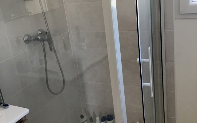 Room in recent house in a quiet area, 15 minutes from Cahors and the...