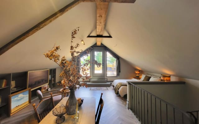 A lavish stay! Rooftop+hot tub+steam shower+gardens+breakfast