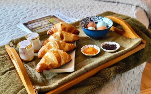 A lavish stay! Rooftop+hot tub+steam shower+gardens+breakfast