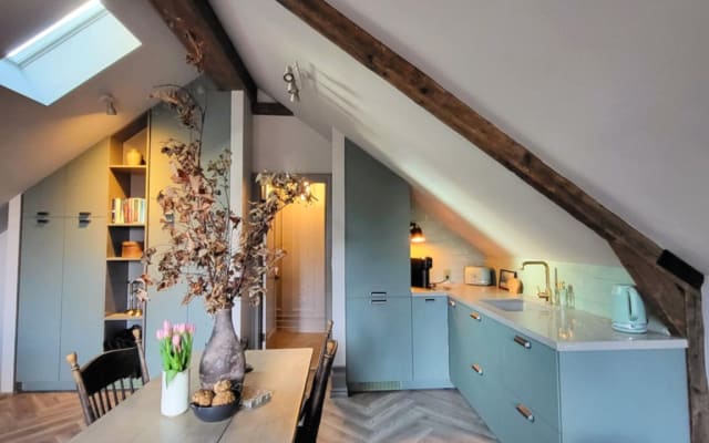 A lavish stay! Rooftop+hot tub+steam shower+gardens+breakfast