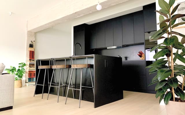 Habitación con baño privado en un apartamento de diseño en el centro...