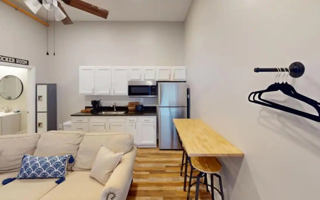 Designer 1BR Loft | Historischer Lagerhaus Charme | Moderner Komfort - Foto 4