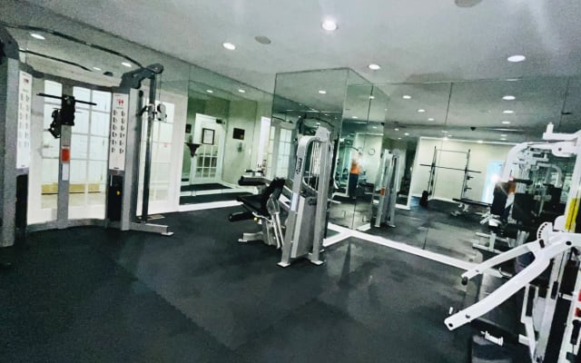 Ronnie's listing on misterb&b - Fitness center behind my building on property 