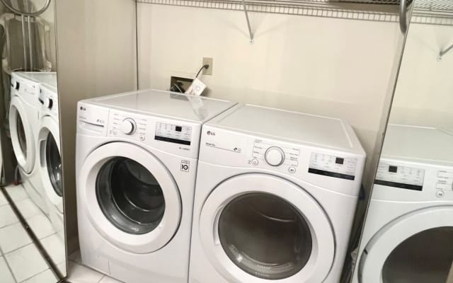 Ronnie's listing on misterb&b - Washer /dryer attachhed to the guest room / bathroom 