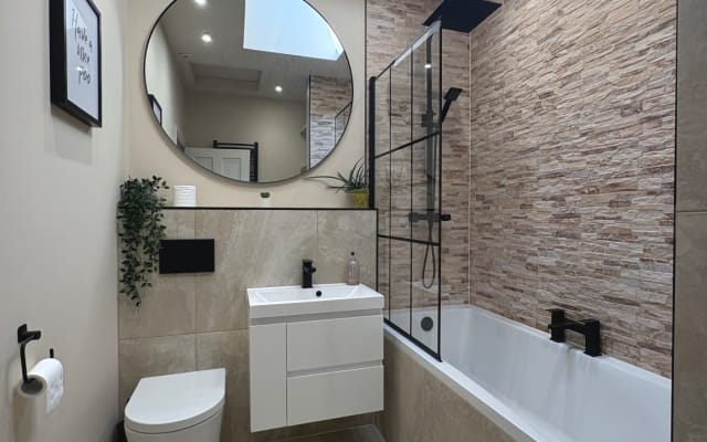 Quarto duplo e casa de banho privativa com excelentes ligações a...