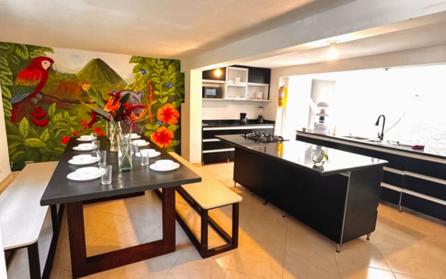 Amplio y comodo Hostal en Medellin