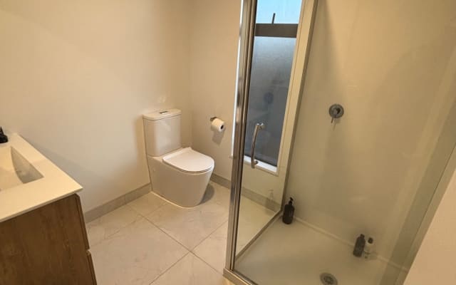 Acogedora habitación en moderna casa adosada con jacuzzi cerca del centro de la ciudad - Foto 9