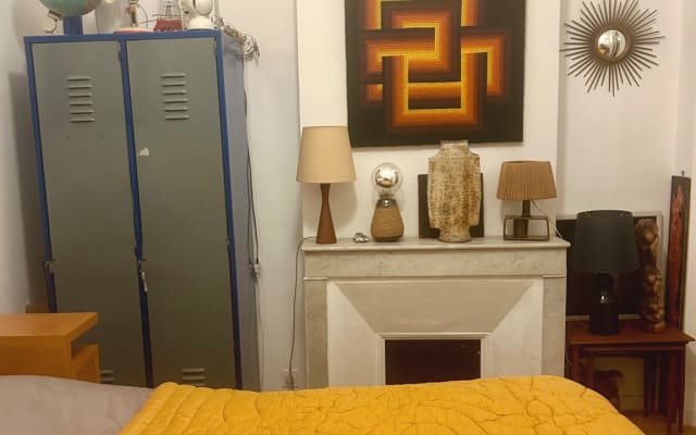 Grande chambre élégante avec balcon en plein centre-ville