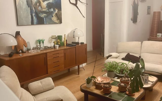 Grande chambre élégante avec balcon en plein centre-ville