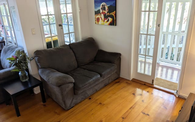 Oceans Inserat auf misterb&b - Comfy sofa is a nice space for hanging and connecting.