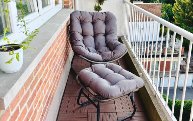Bright bedroom in stylish apartment in Ixelles. - Picture 7