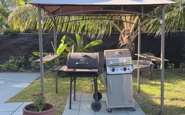 Michaels Inserat auf misterb&b - your choice of barbecue or gas grill as well as a private yard that you can be completely naked in