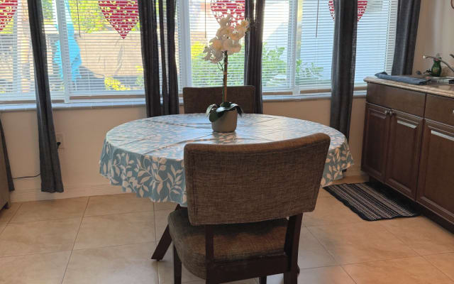 Michaels Inserat auf misterb&b - dining area,  over looking the outdoor garden area