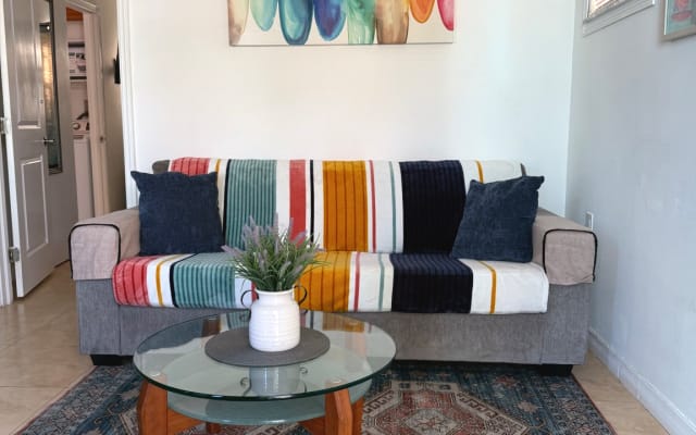 Michaels Inserat auf misterb&b - Nice comfortable couch overlooking the garden as well as adjustable swivel TV