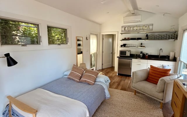 Great Pool House with kitchenette, use the pool & jacuzzi.