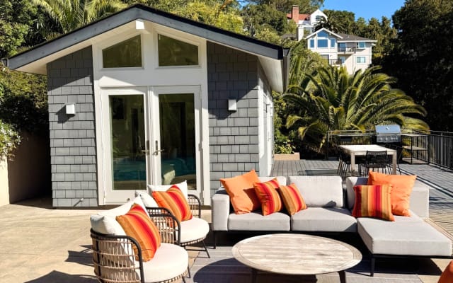 Great Pool House with kitchenette, use the pool & jacuzzi.