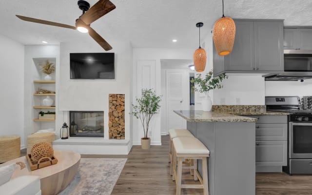 Near Downtown & Attractions/ Free Parking/ Wifi/ Business Ready