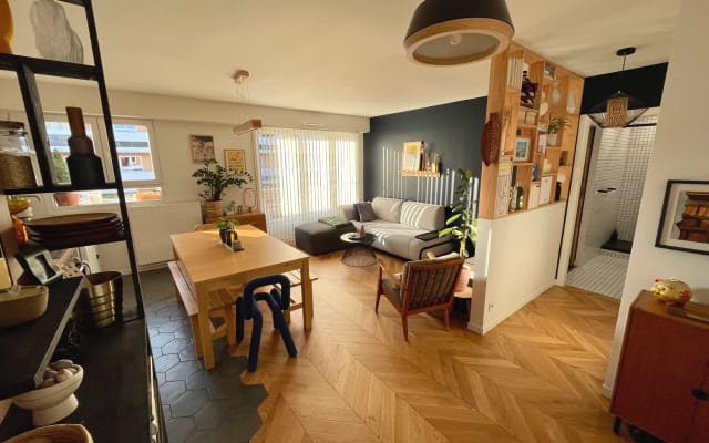 Quiet and charming top floor apartment with terrace and canal view