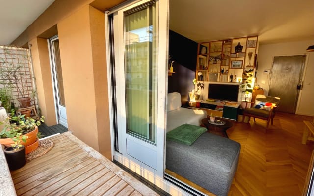 Quiet and charming top floor apartment with terrace and canal view