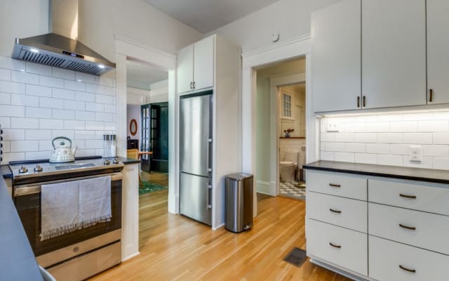 Historic Central Dallas Retreat | Modern & Roomy - Picture 6