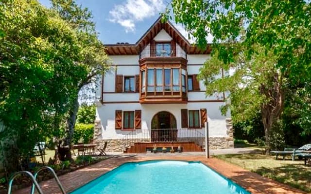 Villa Ganbara, on the Camino De Santiago, 5 minutes downtown Pamplona