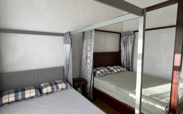 Huahui's listing on misterb&b - Full size bed (left) and Queen size bed (right)