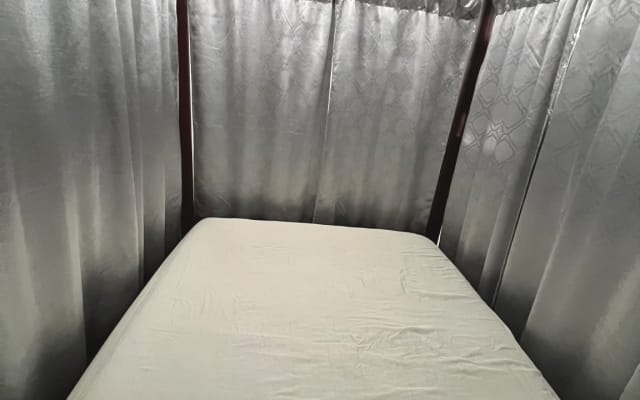 Huahui's listing on misterb&b - Queen size bed with privacy curtain 