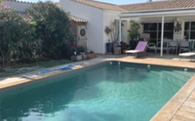Near La Rochelle and LGBT naturist beaches, Top rooms with pool