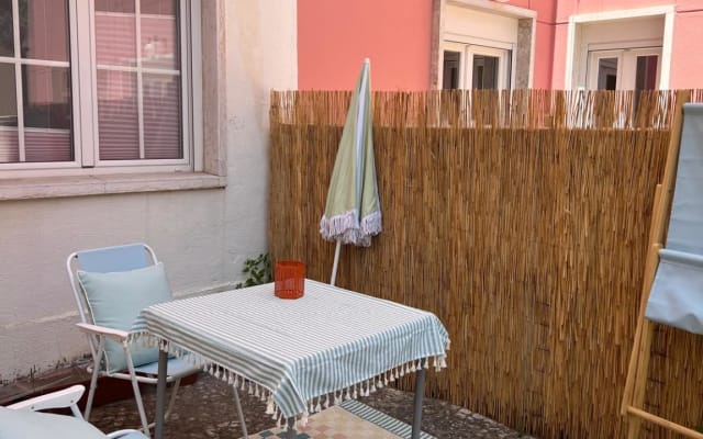 Adorable Bi + Raum im Herzen von Lissabon mit einem großen Hinterhof.