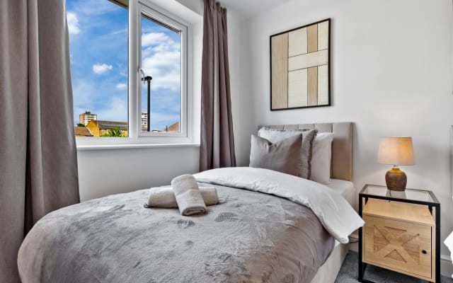 4-BR | Extended Stays Driveway + Parking Available
