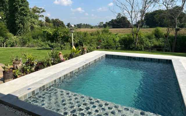 Retraite sereine au bord de la rivière près de Chiang Mai avec vue...