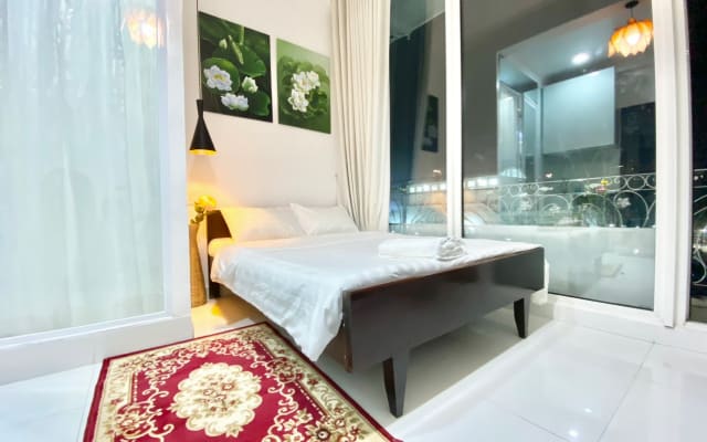 Top Floor Loft · Balcony · Zoo / History Museum · B4