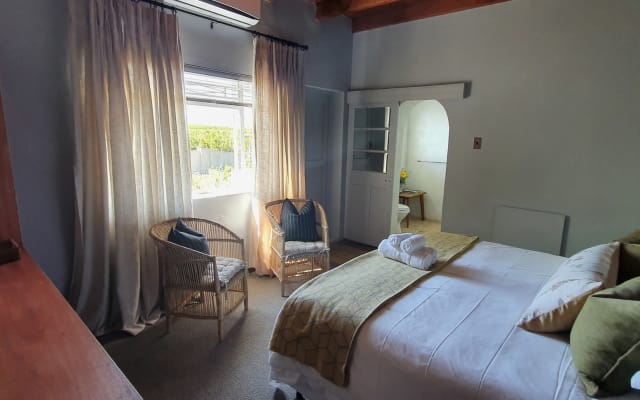 Chambre de thym dans une ferme en activité, avec bain à remous privé.