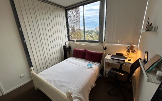 Camera da letto in un moderno appartamento a Zetland con vista sulla...