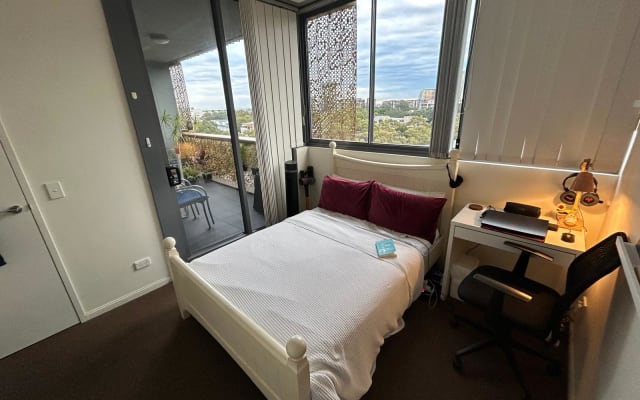 Bedroom in modern apartment in Zetland with city view