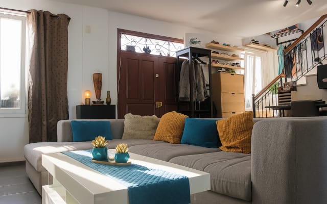 Anuncio de Ben en misterb&b - Living room with 65“ LED smart TV, Netflix, Amazon Prime Video, Zattoo