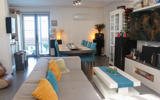 Anuncio de Ben en misterb&b - Living room with 65“ LED smart TV, Netflix, Amazon Prime Video, Zattoo