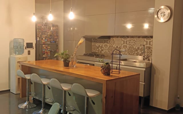 Sofacama en habitación privada con baño compartido