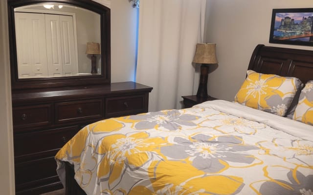 Quiet and clean house in Riverview