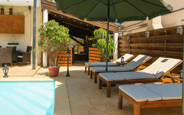 Habitación moderna con vistas al mar en villa con piscina privada y...