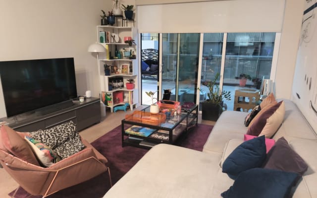 Great location for walking food and shops. Great amenities!