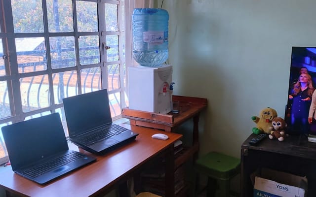 Lugar muy accesible, cerca de la ciudad, WiFi disponible y amplio...