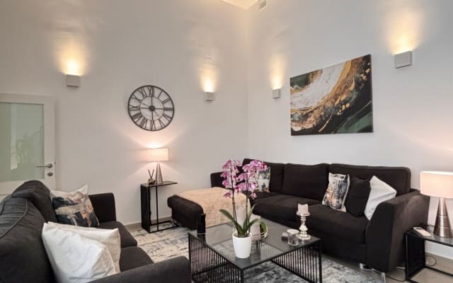 Superb Town house Sliema next to the beach